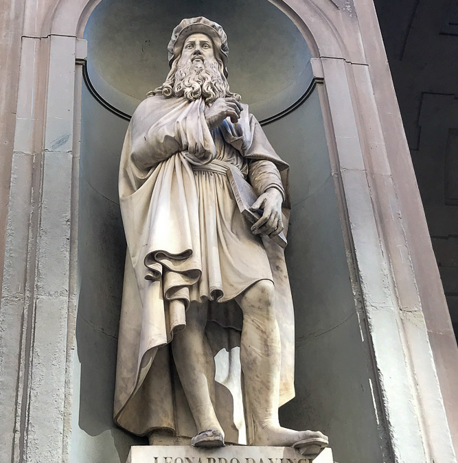 Leonardo Da Vinci sculpture outside of the Uffizi Gallery