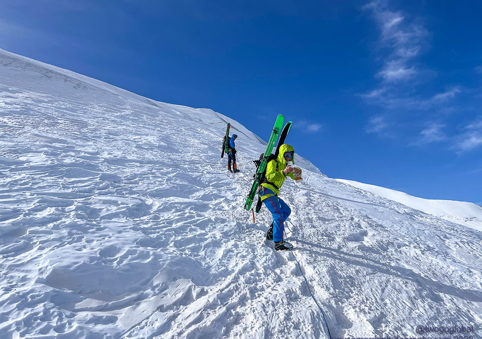 A roped ascent up to the Passage de la Serpentine
